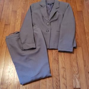 2 piece women's Kasper gray pant suit sz 12